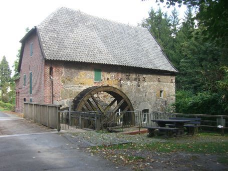 Hünxe : Schloss Gartrop, die Wassermühle liegt an der Zufahrt zum Schloss